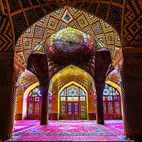 Os azulejos originaram-se na Mesopotâmia, cerca de 4.000 a.C., como peças de cerâmica decorada usadas em paredes e pisos. A técnica evoluiu na Pérsia, sendo influenciada pela cultura islâmica com o uso de padrões geométricos.