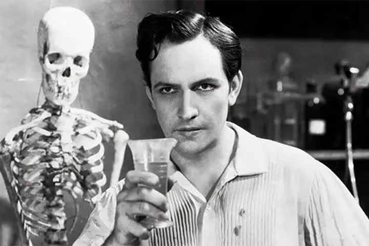 A história foi adaptada diversas vezes para o cinema, com destaque para as versões de 1931, dirigida por Rouben Mamoulian, e a de 1941, ambas elogiadas pela atuação. 