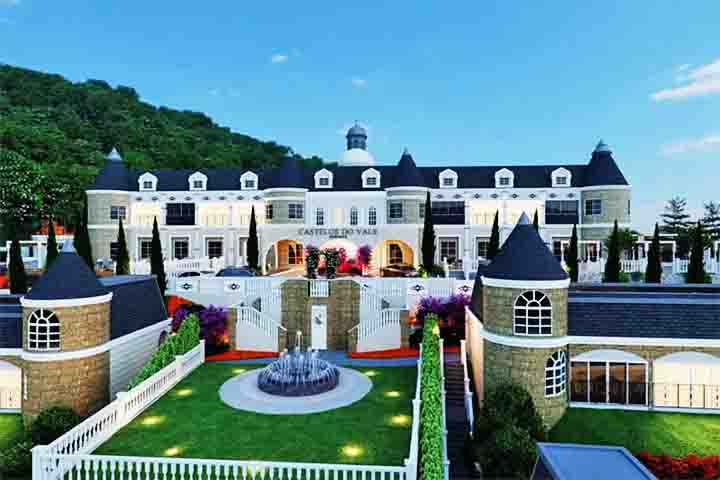 As suítes contam com banheiras de hidromassagem e vista para a paisagem serrana. Localizado em uma das regiões mais belas da Serra Gaúcha, o castelo está rodeado por vinícolas renomadas e atrativos turísticos. Mas há outros pontos por todo o Sul. Que tal conhecermos alguns?