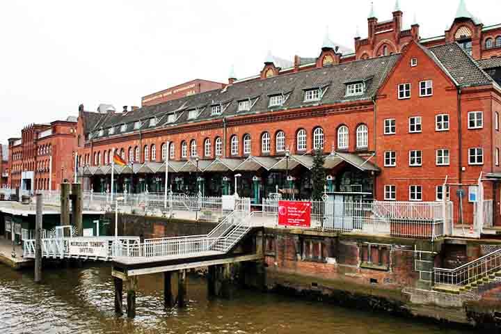 O Speicherstadt é o maior complexo de armazéns do mundo e um Patrimônio Mundial da UNESCO. Construído entre os séculos XIX e XX, esse bairro é formado por imponentes edifícios de tijolos vermelhos cortados por canais, criando um cenário único.