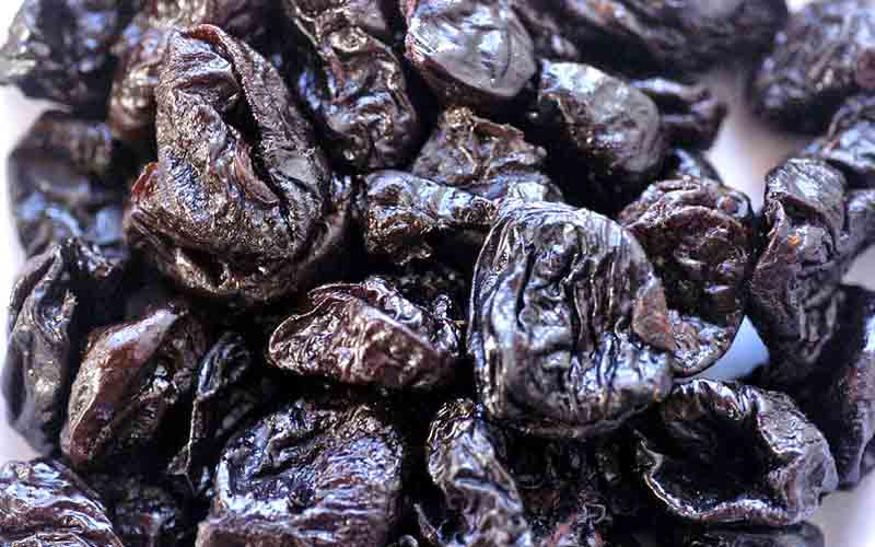 Ameixas secas: São uma boa fonte de fibras, potássio e vitamina B6. As ameixas secas podem ser consumidas como lanche, adicionadas a cereais ou saladas, ou usadas em receitas de sobremesas.