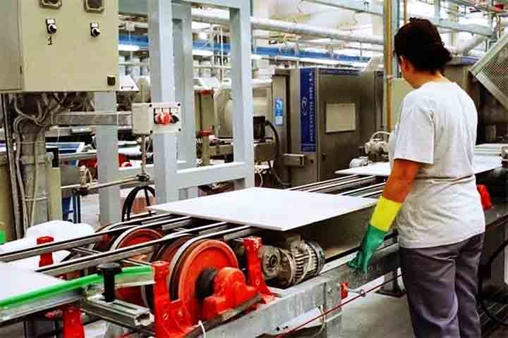 A produção em larga escala gera empregos e contribui para economias locais e nacionais. O comércio global de azulejos movimenta bilhões de dólares devido à alta demanda. O setor está sempre inovando em tecnologia e sustentabilidade na produção.