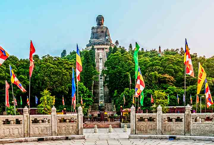 Buda de Tian Tan – Ilha de Lantau, Hong Kong (1993) - Com 34 metros de altura, está sentado sobre um trono de lótus e é cercado por seis pequenas divindades que representam oferendas. É símbolo de harmonia entre homem, natureza e religião.
