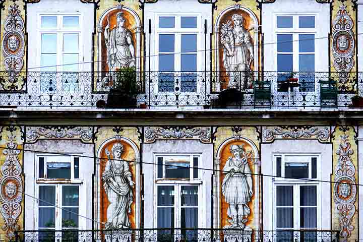 Suas técnicas combinam funcionalidade e estética, permitindo múltiplas formas de expressão. Em Portugal, contam histórias e retratam cenas históricas ou religiosas em fachadas e interiores