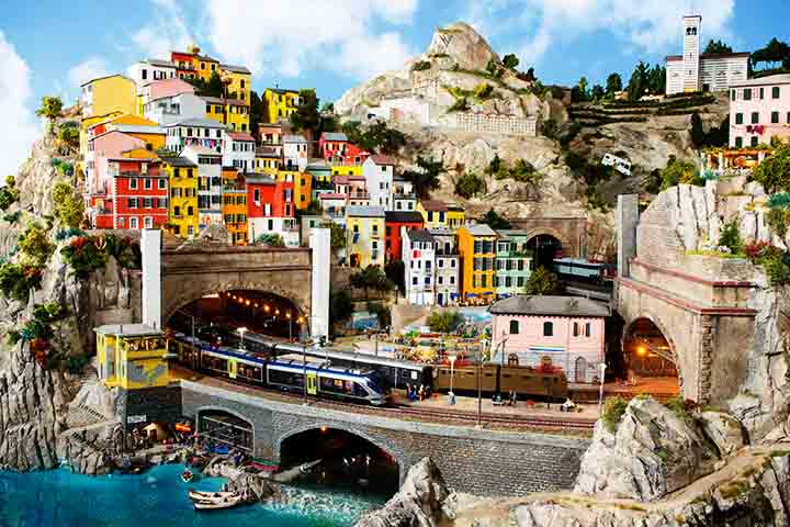 O Miniatur Wunderland é o maior museu de ferromodelismo do mundo e uma das atrações mais visitadas de Hamburgo. Ele apresenta maquetes incrivelmente detalhadas de cidades, aeroportos, montanhas e ferrovias, com milhares de trens em movimento.