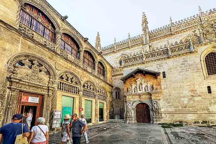 Capela Real de Granada (Espanha) – 1505-1517 - Acolhe os túmulos dos Reis Católicos e combina estilos gótico e renascentista. O altar-mor e os vitrais aumentam sua grandiosidade. Seu acervo inclui arte sacra e objetos históricos espanhóis.