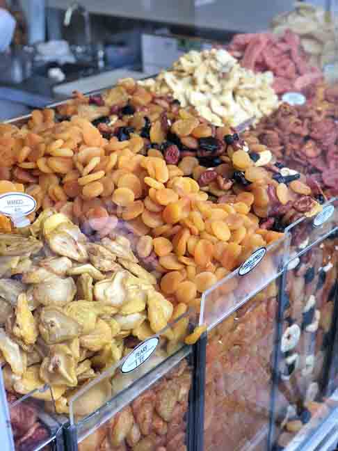 Elas também são ingredientes frequentes em receitas de bolos, biscoitos e granolas, conferindo uma textura única e realçando o paladar.