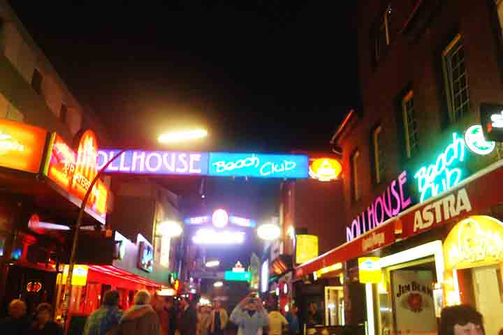 Hamburgo também tem noite! A Reeperbahn é a famosa rua da vida noturna de Hamburgo, localizada no bairro de St. Pauli. Repleta de bares, clubes, teatros e casas de show, é um dos principais centros de entretenimento da Alemanha.