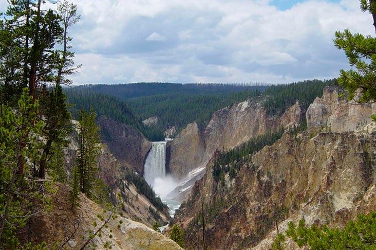 As Cataratas de Yellowstone - Duas cachoeiras são as atrações no Parque Nacional Yellowstone. As quedas têm 33m na parte superior e 94m na inferior, com 22 m de largura. Uma cachoeira estreita, mas feroz, com 240 m³ de água por segundo, num cânion monumental de 304m de altura. 
