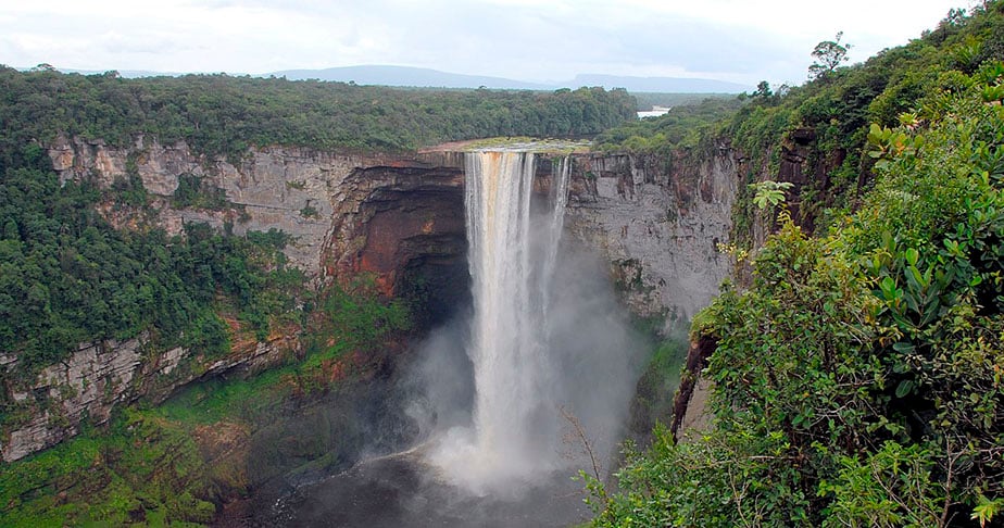 As Cataratas de Kaieteur ficam no Parque Nacional Kaieteur e derramam a água do rio Potaro. A cachoeira tem 226m de altura e era cultuada pelos antigos indígenas da região. 