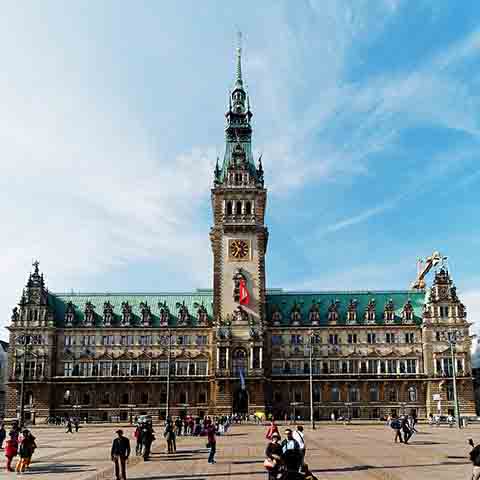 O Rathaus de Hamburgo é um dos edifícios mais impressionantes da cidade, situado na praça central Rathausmarkt. Construído no final do século XIX, sua arquitetura neorrenascentista encanta os visitantes com sua fachada ricamente decorada e sua imponente torre de 112 metros.