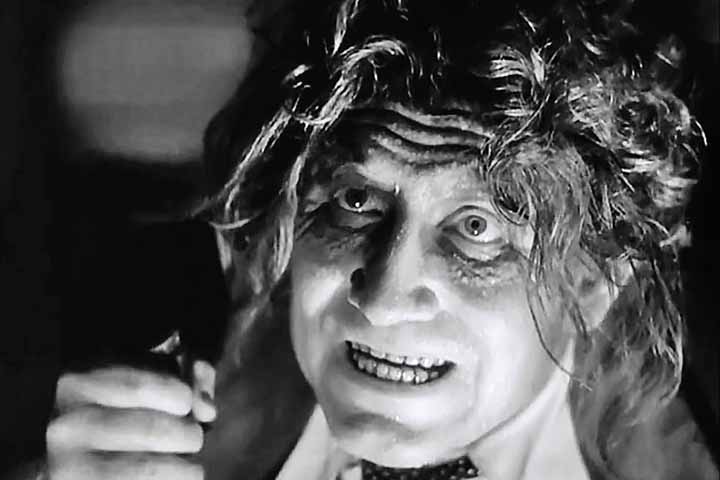 O filme estadunidense de 1941, do gênero drama de horror, foi dirigido por Victor Fleming. Uma versão com os consagrados atores Spencer Tracy e Ingrid Bergman.