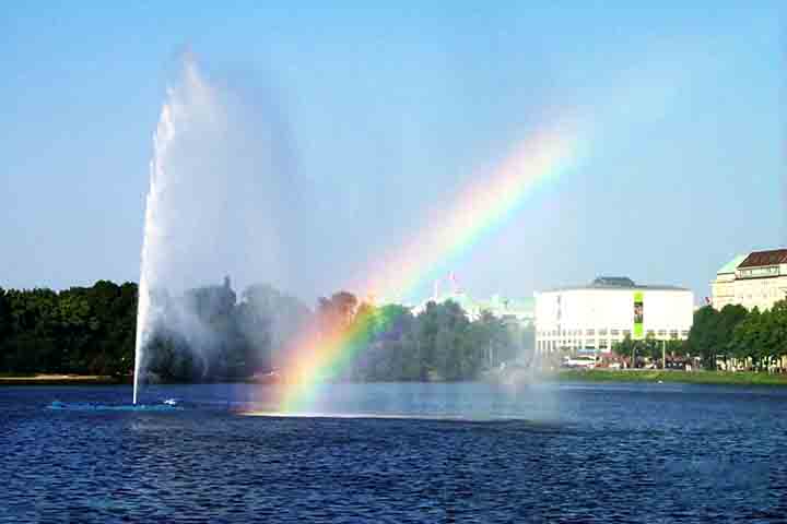 No que tange a natureza, o Lago Alster é um dos pontos mais encantadores de Hamburgo, com um cenário perfeito para caminhadas, passeios de barco e esportes aquáticos. Ele é dividido em dois: o Binnenalster, mais central e cercado por cafés e lojas, e o Außenalster, maior e rodeado por parques.