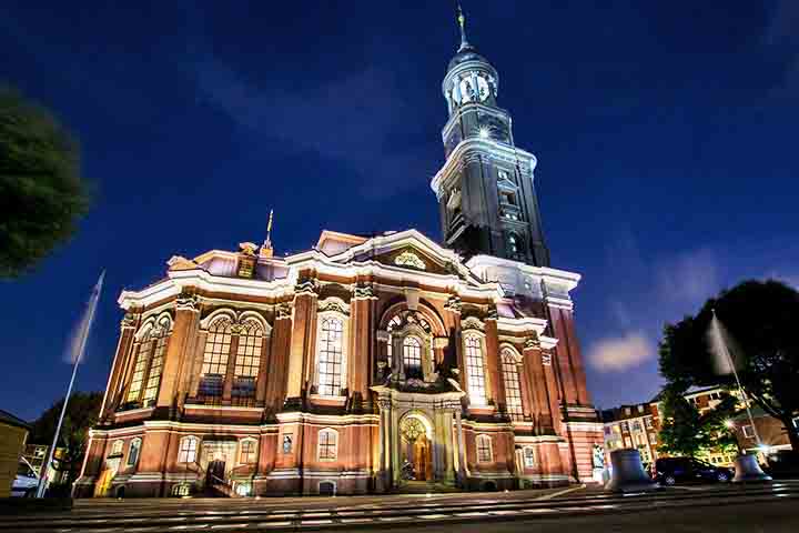 A Igreja de São Miguel, conhecida como “Michel”, por sua vez, é uma das igrejas barrocas mais importantes do norte da Alemanha. Com sua torre de 132 metros, é um dos principais símbolos da cidade e oferece uma vista panorâmica incrível do topo.