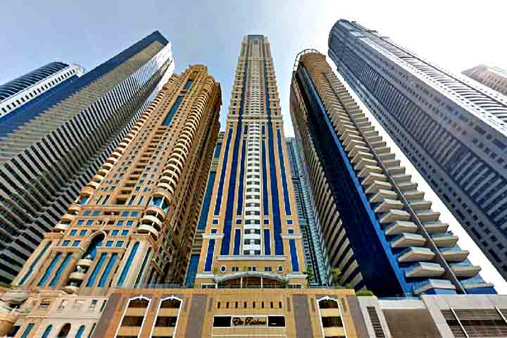 Oferecendo mais de 600 unidades, o prédio se destaca por amenidades como piscinas internas, salas de jogos e vista panorâmica do Golfo Pérsico. A torre - que surge em quinto na nossa lista - buscou unir elegância clássica à vida urbana de luxo. 