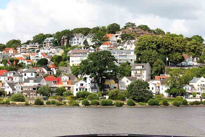 Hamburgo, a segunda maior cidade da Alemanha, combina história, modernidade e um forte lado cultural. Com um dos maiores portos da Europa, a cidade oferece atrações icônicas, como o Treppenviertel, localizado no charmoso bairro de Blankenese. Ele é um dos lugares mais pitorescos de Hamburgo. Venha com o Flipar para conhecer outros dos principais pontos turísticos da cidade!