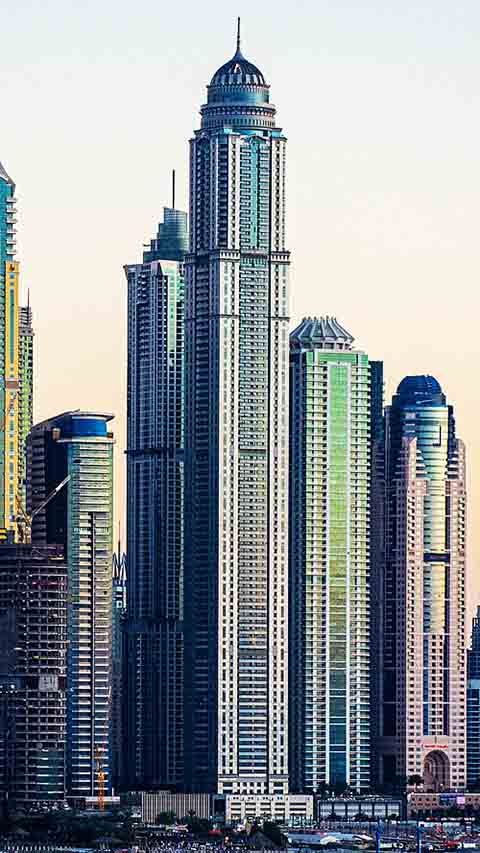 Vamos ao Top-3? Com 413 metros e 101 andares, a Princess Tower foi, por um tempo, o edifício residencial mais alto do mundo. Inaugurada em 2012, é uma das joias da Dubai Marina, marcada por seu topo em forma de cúpula.