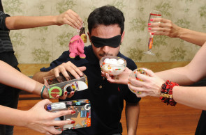 Voltado para pessoas cegas ou enxergantes vendados, o grupo Teatro dos Sentidos promove espetáculos acessíveis por outros sentidos