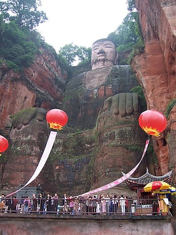 Grande Buda de Leshan – Sichuan, China (iniciada em 713 d.C.) - Esculpida em um penhasco na confluência de três rios, tem 71 metros de altura e é a maior estátua de Buda em pedra do mundo antigo. Representa Maitreya, o Buda do futuro, e foi feita para acalmar as águas turbulentas.