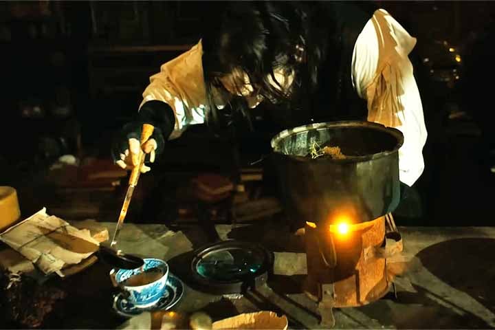 A transformação de Jekyll em Hyde não é apenas física, mas também uma representação da libertação de instintos considerados imorais na sociedade vitoriana. 