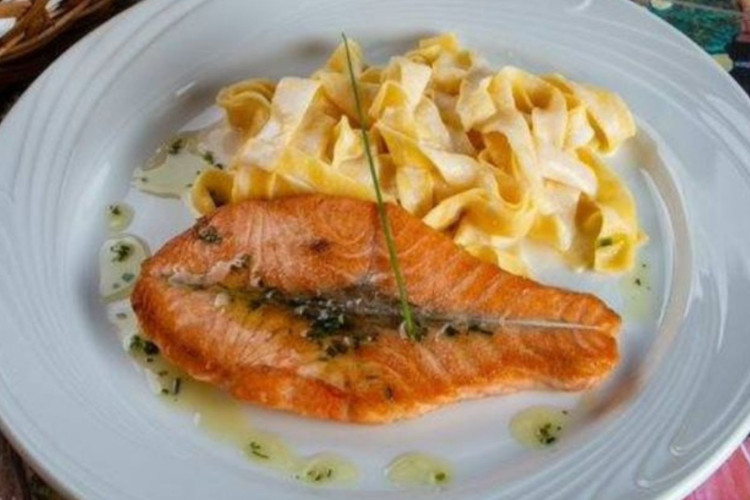 Na imagem, a proposta do prato é leveza e personalidade com o filé de salmão do chef Erick Jacquin.