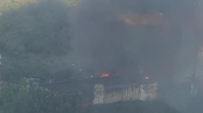 Nuvem de fumaça gerou transtorno ivadindo casas e prédios residêciais