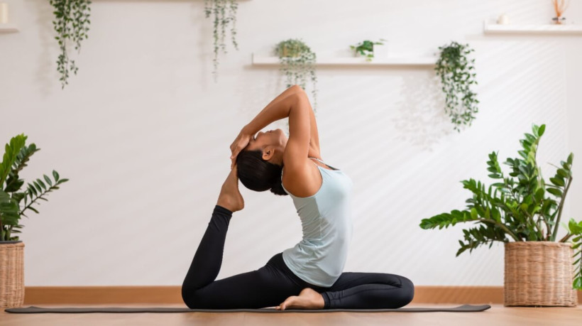 5 posturas de ioga para melhorar a saúde sexual feminina