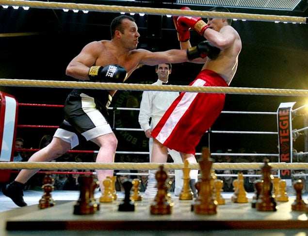 Boxe de Xadrez - São 11 rodadas: seis de xadrez, com quatro minutos cada, e cinco de boxe, com três minutos cada. O embate sempre começa pelo xadrez. Vence quer der nocaute no boxe ou fizer xeque-mate no xadrez. O desempate é pelo número de pontos no boxe.  