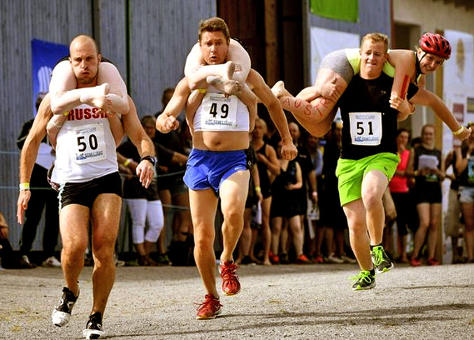 Carregamento de Esposas - O homem tem que correr com uma mulher de no mínimo 49 kg e 17 anos sobre os ombros. Apesar do nome, eles não precisam ser casados. Pode pegar uma mulher emprestada! Quem vence, ganha o peso da mulher em cerveja. 