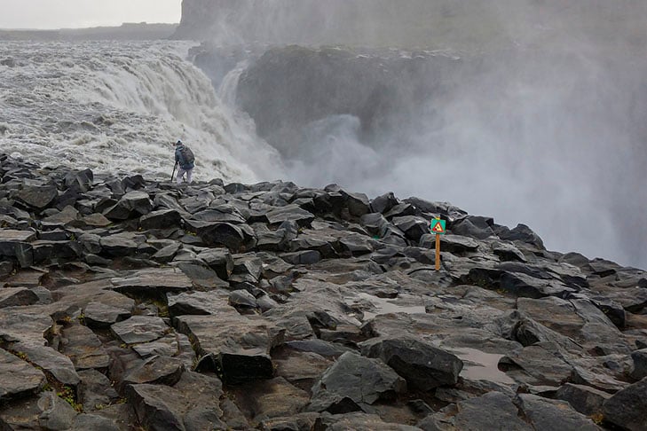 As Cataratas de Dettifoss ficam no Parque Nacional de Jökulsárgljúfur. A vazão da água varia conforme a estação do ano e o degelo. Tem 100m de largura e uma queda vertical de 48m até o desfiladeiro do parque. 