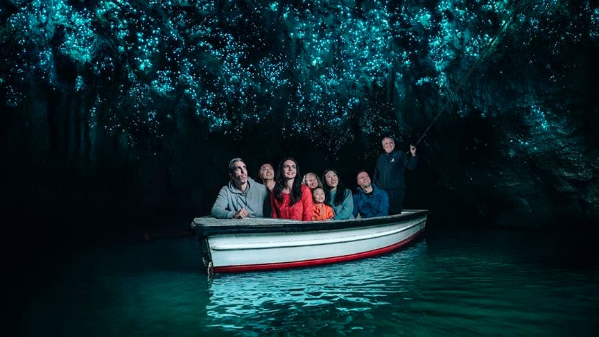 A caverna tem poços de calcário, com estalagmites e estalactites e é repleta de vagalumes nativos, que dão uma luminosidade única ao local. Turistas passeiam de barco pela gruta. 