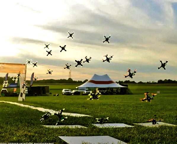 Corrida de Drones - Os donos manipulam os drones remotamente e as corridas não são um simples voo de um ponto a outro. Há obstáculos no percurso e a velocidade em manobras pode chegar a 160 km/h.