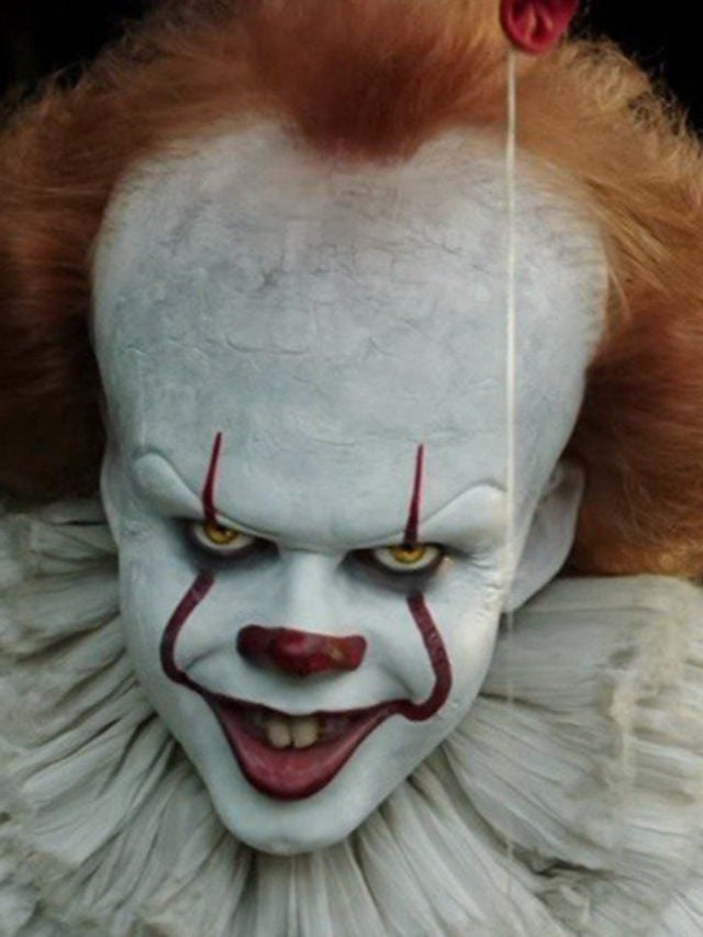 Pennywise é uma entidade cósmica metamorfa que desperta a cada 27 anos em Derry para devorar crianças, alimentando-se de seus medos. Originado de um evento cataclísmico na Terra, ele se apresenta como palhaço para atrair vítimas e rivaliza com a Tartaruga, símbolo da criação.
