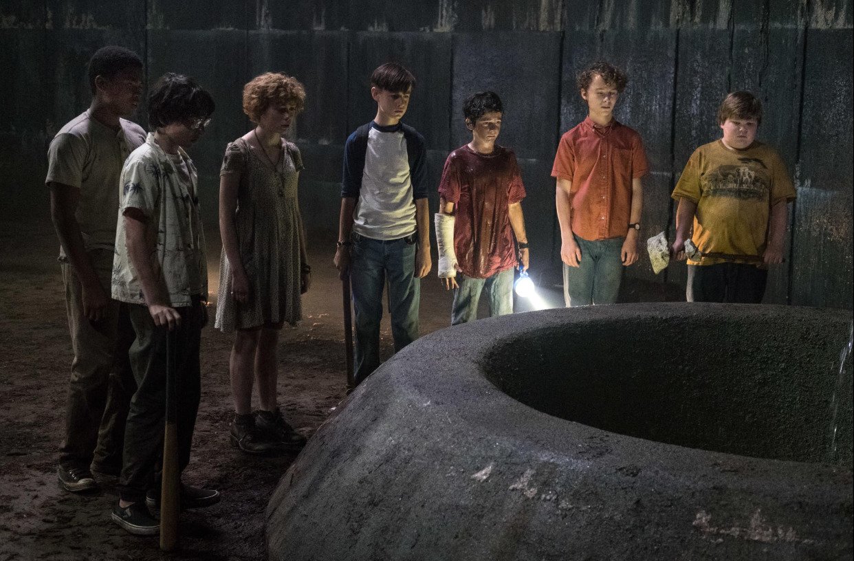 O elenco jovem contou com Jaeden Martell como Bill Denbrough, Sophia Lillis como Beverly Marsh, Finn Wolfhard como Richie Tozier, Jack Dylan Grazer como Eddie Kaspbrak, Wyatt Oleff como Stanley Uris, Chosen Jacobs como Mike Hanlon e Jeremy Ray Taylor como Ben Hanscom. Bill Skarsgård interpretou Pennywise.
