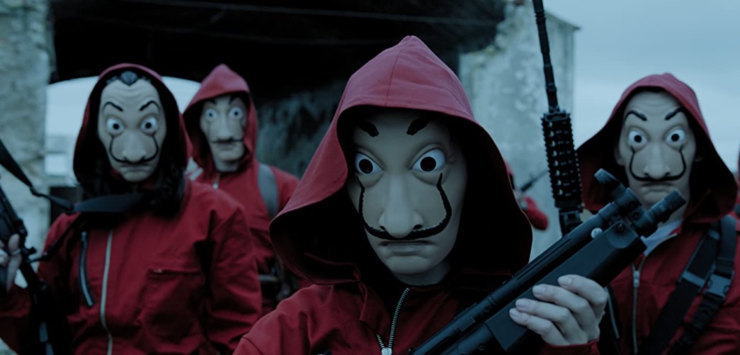 Ao todo, 6 mil barras de ouro cenográficas foram produzidas para a série, e um milhão de notas de 50 euros, também cenográficas, foram impressas para serem atiradas nas ruas de Madri. Em 41 episódios, todo esse 'tesouro' foi disputado com o uso de 275 armas diferentes, somadas às 150  munições de guerra de um arsenal privado dentro do Banco da Espanha.