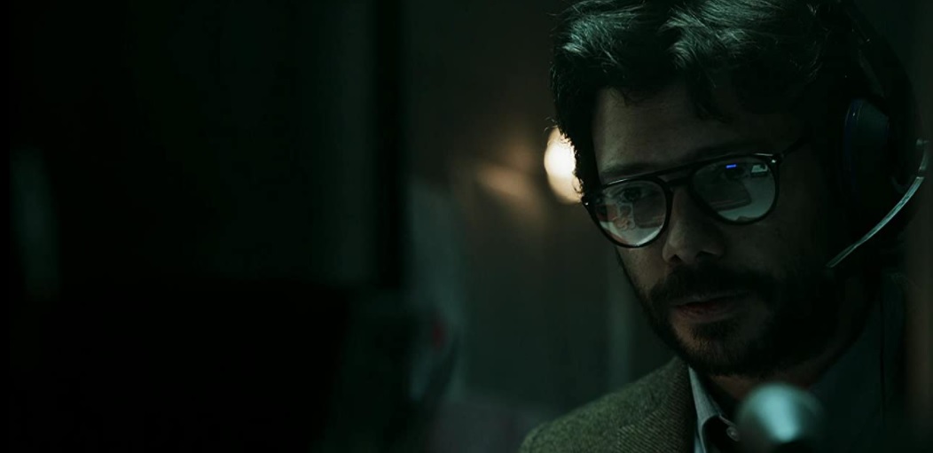 A canção Bella Ciao, tocada diversas vezes ao longo da série, é uma música folk italiana do século 19 que foi símbolo da resistência a Mussolini durante a Segunda Guerra Mundial.