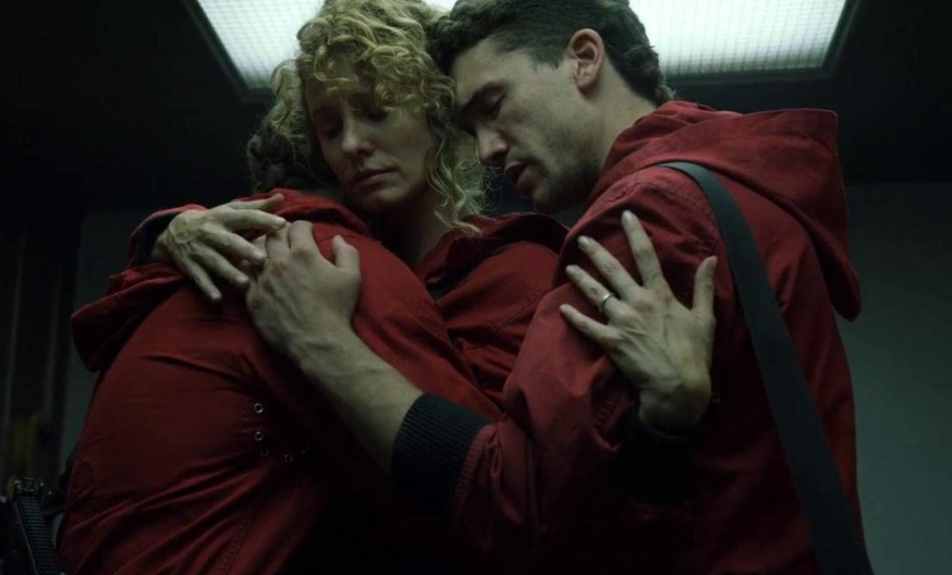 Antes de La Casa de Papel, a produção tinha outro título: Los Desahuciados. A exibição original ocorreu em maio de 2017 na rede espanhola Antena 3. A Netflix adquiriu os direitos globais e dividiu a minissérie de 22 episódios em duas partes. Com o sucesso, principalmente na América Latina, resolveu produzir novas temporadas.