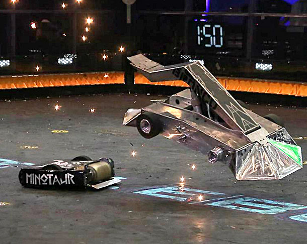 Luta de Robôs - Os robôs são colocados num ringue e brigam, manipulados pelos donos com uso de joysticks, como se fosse um videogame. Parece uma rinha de galos, só que com máquinas. 