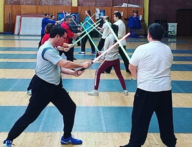 Luta de Sabres de Luz - Reconhecido oficialmente como esporte na França em 2019, essa luta parece coisa de Star Wars. Mas sem o perigo de ferir alguém. Os sabres são feitos de policarbonato. E o espetáculo fica por conta de lâmpadas LED e sons emitidos durante a disputa. 