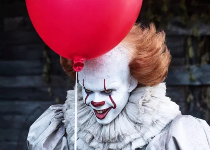 O romance acompanha sete crianças perseguidas por uma entidade que assume formas baseadas nos medos de suas vítimas, aparecendo principalmente como o palhaço Pennywise para atrair crianças. Narrada em terceira pessoa, a obra alterna entre infância e vida adulta dos protagonistas.
