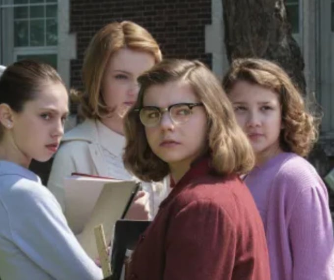 A série será ambientada 27 anos antes dos acontecimentos dos filmes e se aprofundará nas origens de Pennywise e na história sombria da cidade de Derry.
