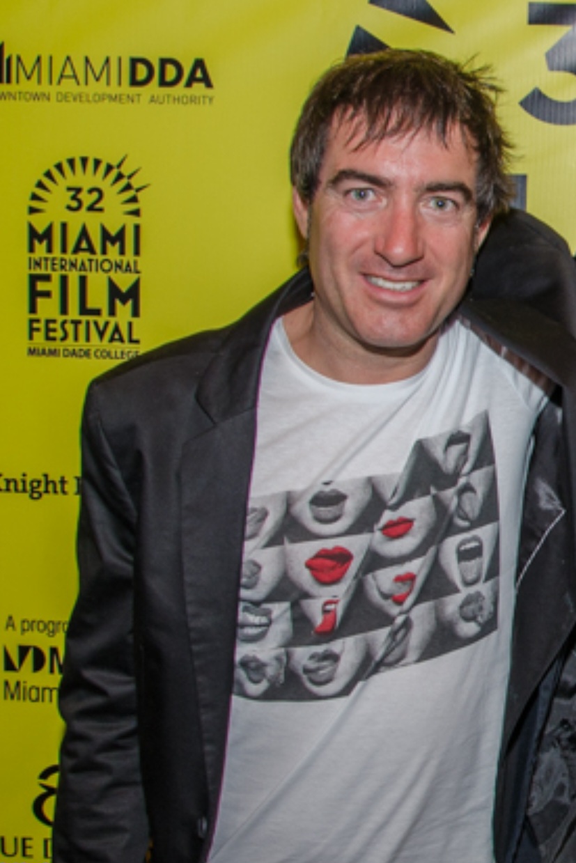 Álex Pina é um premiado produtor, roteirista e diretor de televisão espanhol, mais conhecido justamente por criar o fenômeno global La Casa de Papel.