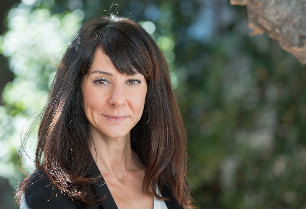 Esther Martínez Lobato é uma renomada roteirista, produtora executiva e showrunner espanhola, que também alcançou sucesso internacional com La Casa de Papel.