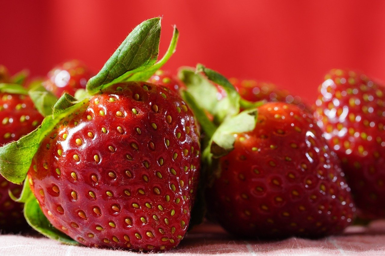 Além disso, o morango equilibra os níveis de açúcar no sangue, sendo uma fruta ideal para incluir nas dietas para baixar o  peso e controlar a diabetes.