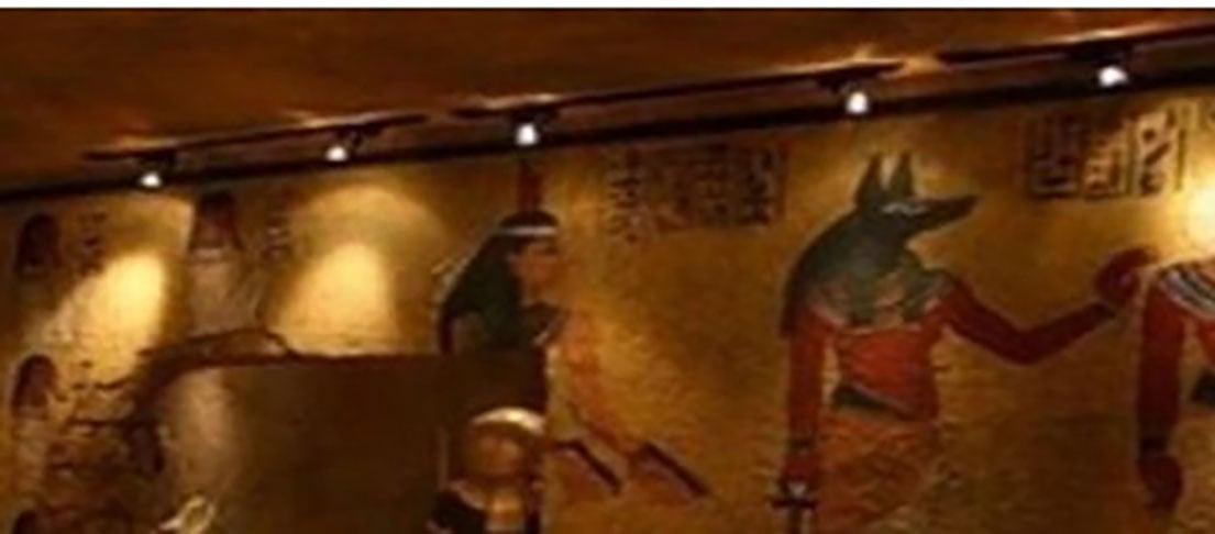 Na restauração, os especialistas descobriram que as manchas marrons nas paredes foram formadas por organismos microscópicos mortos há muito tempo. Não poderiam ser retirados sem afetar o aspecto. Mas não são uma ameaça.