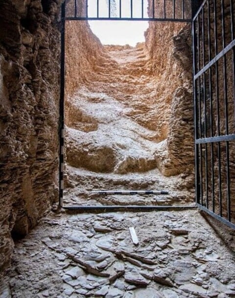 Após mais de um século, o Egito voltou a localizar o túmulo de um faraó. De acordo com o Serviço de Informações do Estado do Egito, o sepulcro de Tutmés II, datado de 3.500 anos, foi descoberto em escavações arqueológicas que vinham sendo realizadas desde 2022.
