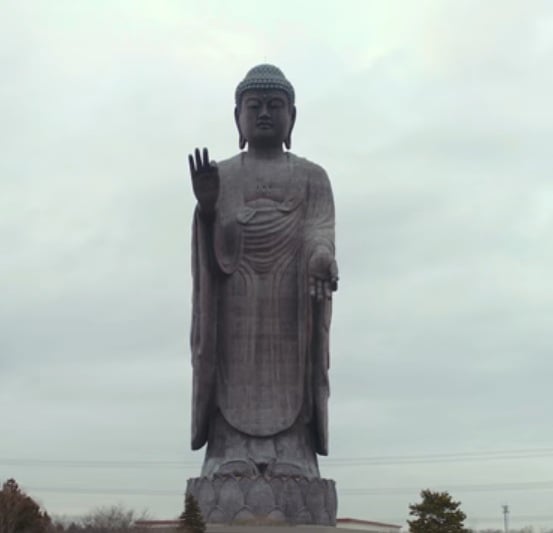 Ushiku Daibutsu – Ushiku, Japão (1993) - Com 120 metros de altura (incluindo a base), foi por anos a maior estátua de Buda do mundo. Representa Amitabha e possui um museu em seu interior, acessível por elevador.
