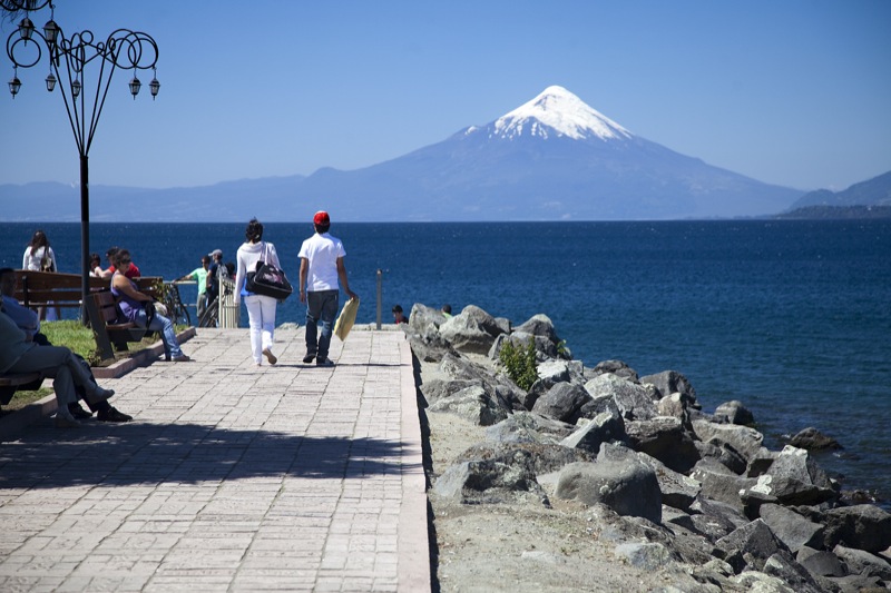 Localizado na Região dos Lagos, no sul do Chile, o Lago Llanquihue é o segundo maior do país, com uma área de 877 km². É cercado por paisagens deslumbrantes, incluindo o vulcão Osorno e florestas nativas.
