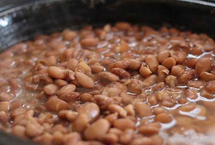 Ele é encontrado principalmente nas regiões Centro-Oeste, Nordeste e Sudeste. O nome carioca não está relacionado ao Rio de Janeiro, mas sim à semelhança com uma raça de porco rajada, sendo conhecido como feijão catarino em Portugal.
