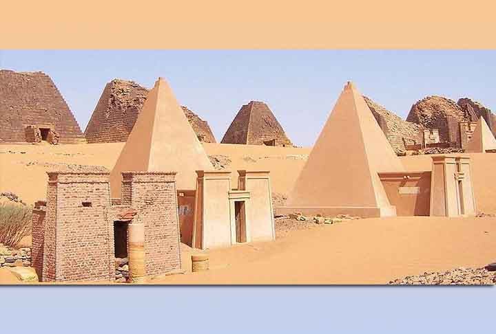 Desde os anos 590 a.C., as pirâmides passaram a ser construídas de uma maneira mais distribuída pelo Sudão até 300 d.C, quando o Reino Cuxe entrou no seu período de derrocada. 